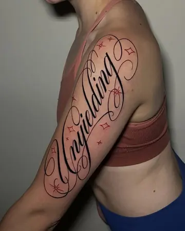 Braço feminino com a palavra Unyielding em script longo, com pequenas estrelas vermelhas em volta