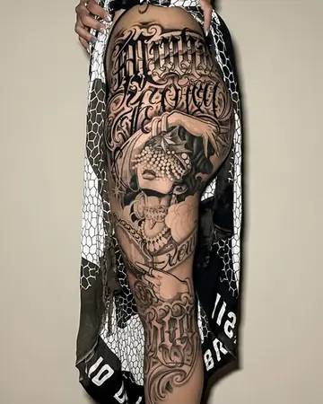 Perna com composição chicano: lettering no alto, rosto feminino com véu de pérolas e mãos em preto e cinza
