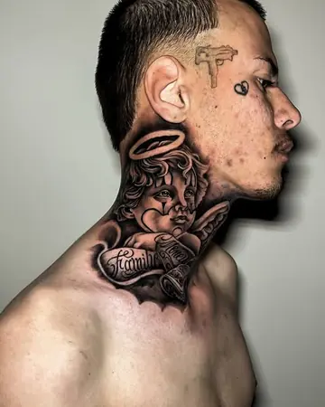 Pescoço visto de perfil com querubim em preto e cinza e lettering logo abaixo