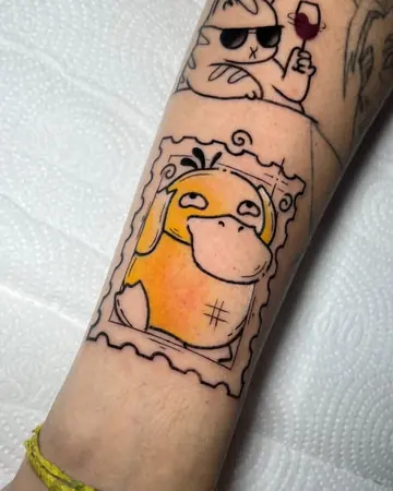 Psyduck amarelo dentro de uma moldura de selo postal, tatuagem colorida no antebraço