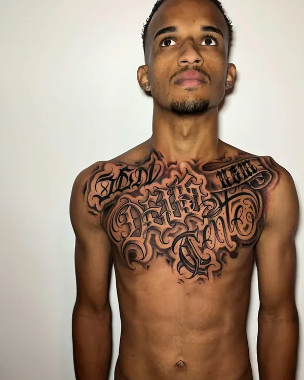 Rapaz de frente com o peito fechado por lettering chicano em preto e cinza, de ombro a ombro