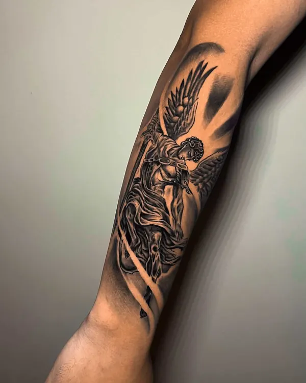Braço com um anjo guerreiro de asas abertas e espada em black and grey