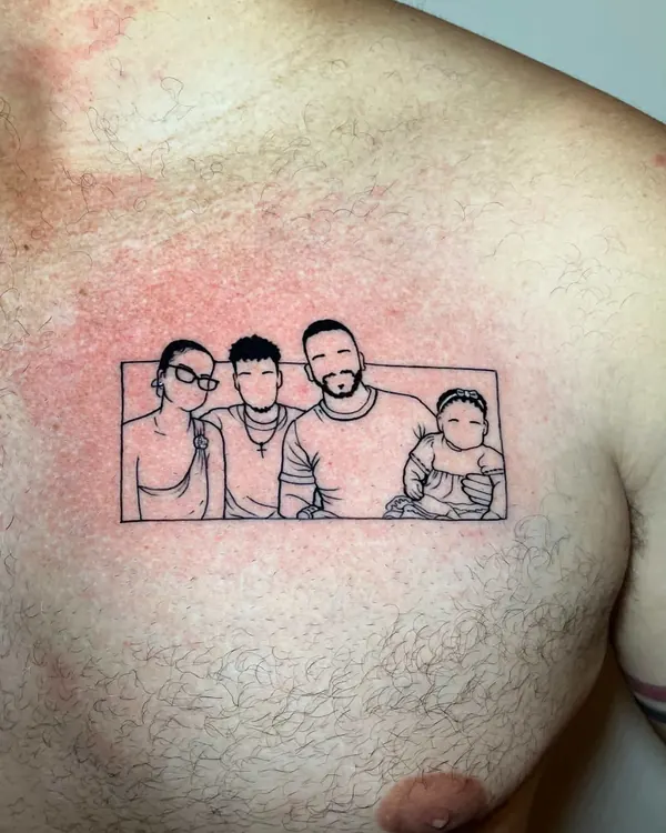 Peito com o desenho em traço fino de uma família de quatro pessoas dentro de uma moldura retangular